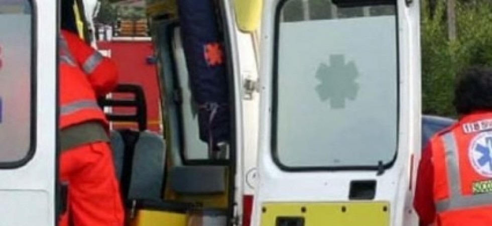 Due auto si scontrano fronto-lateralmente, sette persone trasportate in ospedale